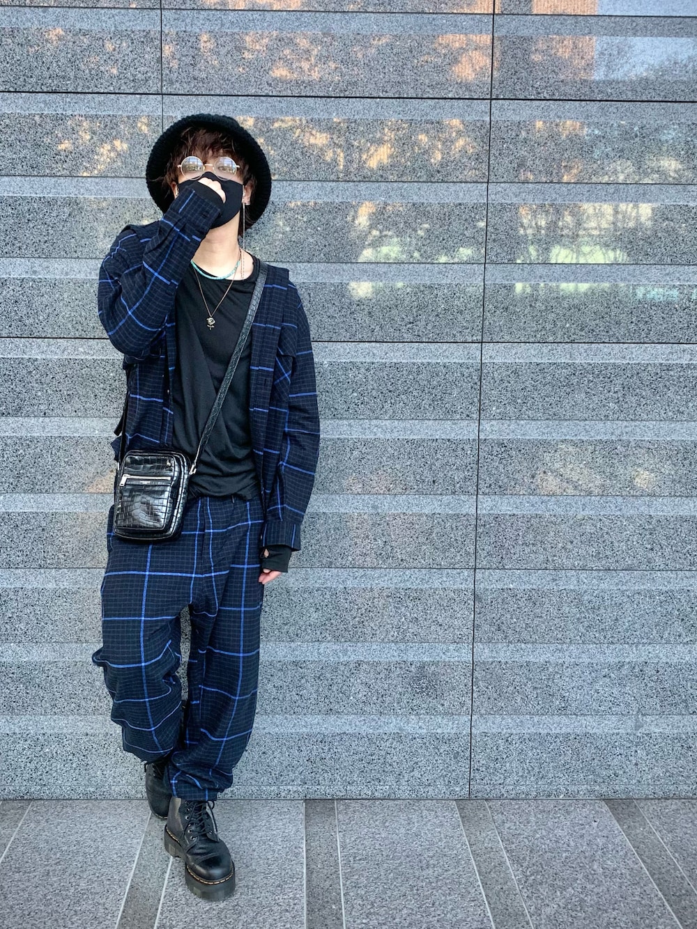 ブルー系のセットアップ、ブラック系のショルダーバッグ、ブルー系のセットアップを着用したメンズの秋コーディネートの1枚目の写真