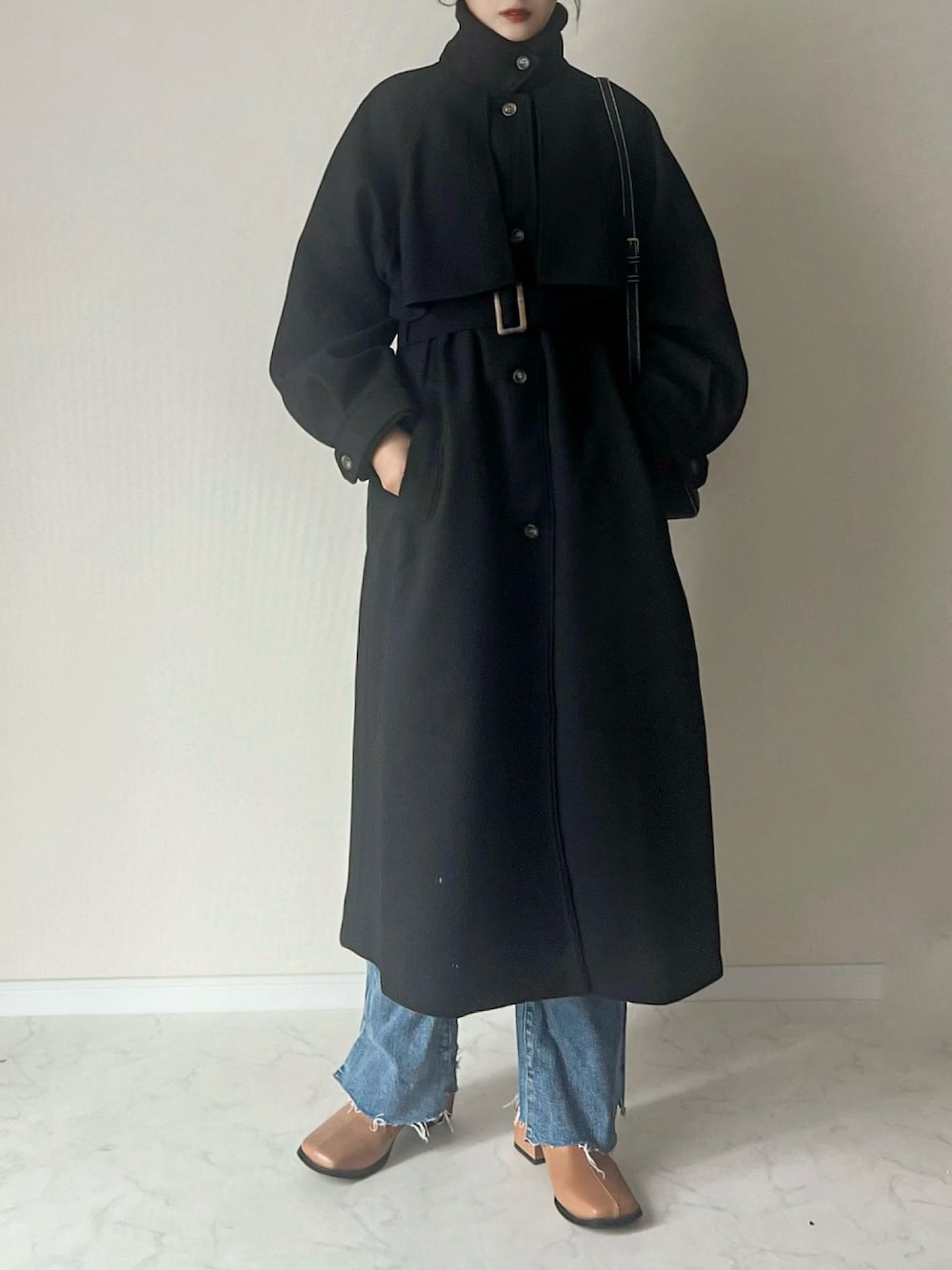 「真冬のあったかスタイル、ロングコート、スタンドカラー、デニムパンツ、ブーツ、きれいめカジュアル、冬アウター、デニム」｜「classicalelfのロング丈が気分♪2wayニットモッサスタンドカラーロングコート（ステンカラーコート、ブラック系）」を使った、haru さん（レディース・162cm）の冬コーディネートの1枚目の写真