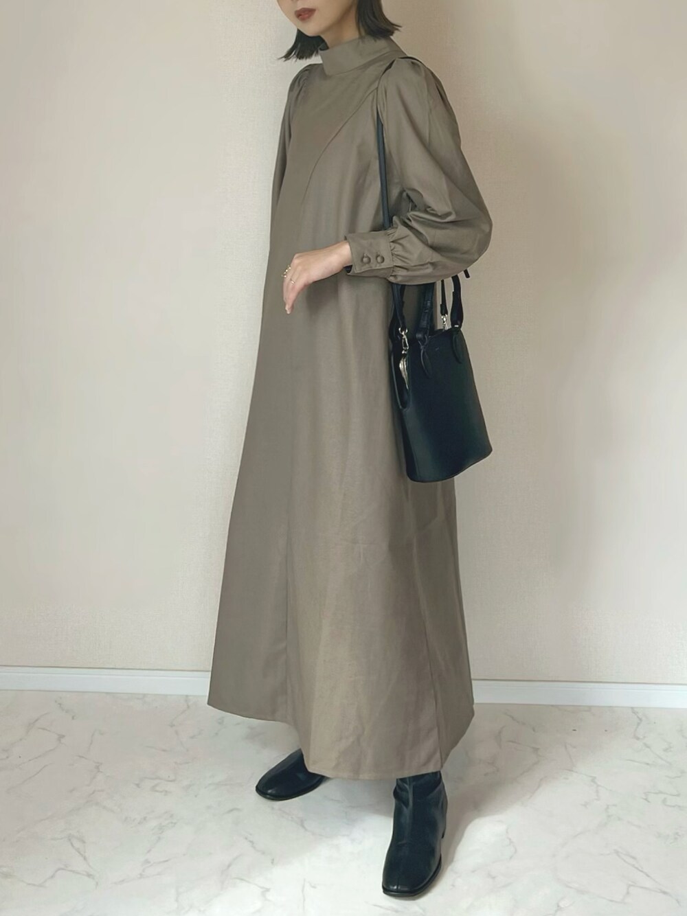 「キレイめ、きれいめコーディネート、大人コーデ、ロングワンピース、ワンピース、シンプルコーデ、ショートブーツ、秋コーデ、&.nostalgia」｜「&. NOSTALGIAの【ZOZO限定】スタンドネックボリュームスリーブワンピース【2022AW新作】（ワンピース、ブラウン系）」を使った、haru さん（レディース・162cm）の秋コーディネートの1枚目の写真