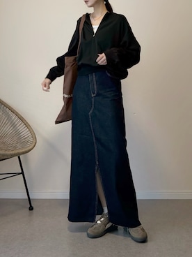 「YENNA（イェンナ）の【 YENNA Original Jeans 】クロスデザインスリットデニムスカート（デニムスカート、ブルー系）」を使った、haru さん（レディース・162cm）の秋コーディネート