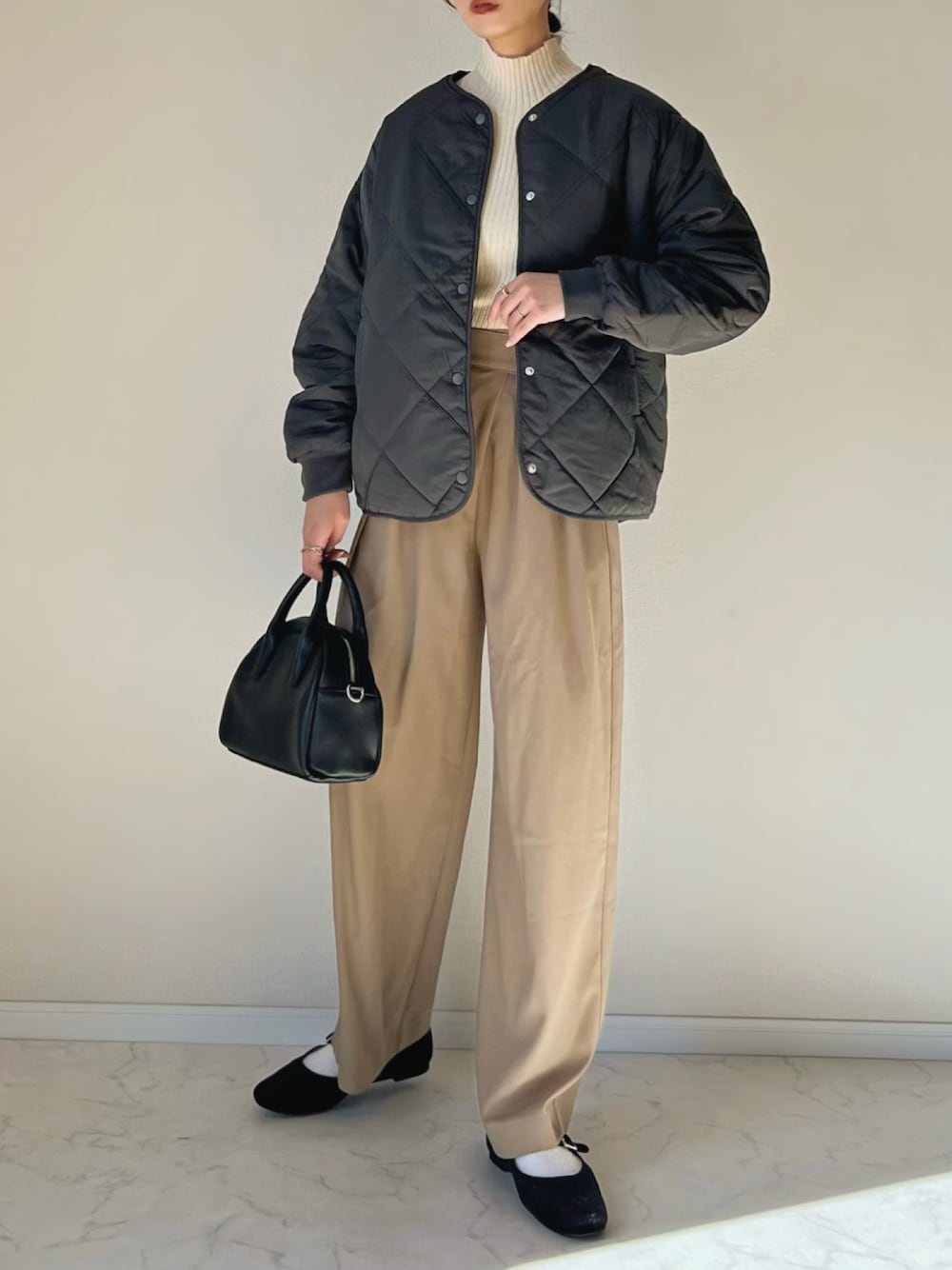 グレー系のダウンジャケット/コート、ホワイト系のニット/セーター、ブラウン系のその他パンツを着用したレディースの秋コーディネートの1枚目の写真