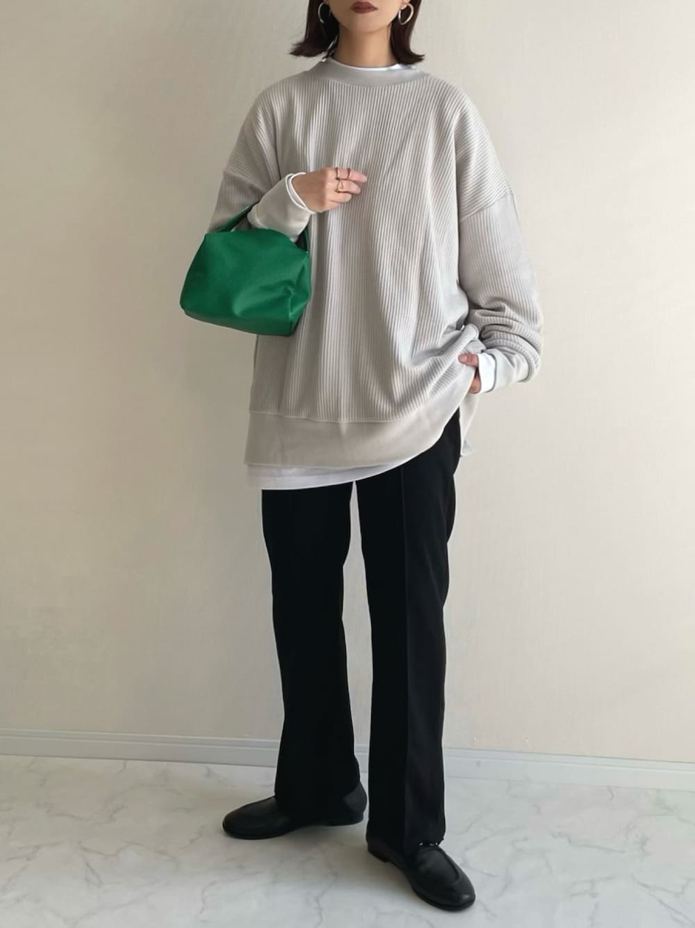 「ワッフル、グレー、カラー×コーデ、グリーン、差し色、ローファー、レイヤードスタイル、秋服準備はじめました、秋コーデ」｜「Javaの《JaVaジャバ コラボ》ワッフル素材でリラックス気分。2way楽しめるカーディガン。（カーディガン/ボレロ、グレー系）」を使った、haru さん（レディース・162cm）の夏コーディネートの1枚目の写真
