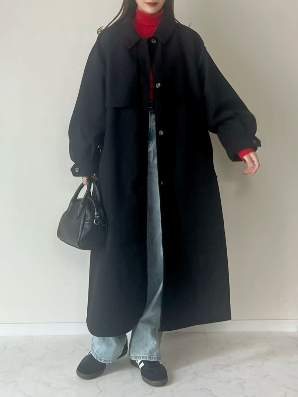 「冬コーデ、クリスマスに着たい服、お出かけコーデ、休日スタイル、ロングコート、冬アウター、赤ニット、タートルネック、デニム、ニット、テーマパークコーデ、赤、きれいめカジュアル」｜「classicalelfの360度上品魅せ。2wayスタンドカラーボリュームスリーブニットモッサトレンチコート（ステンカラーコート、ブラック系）」を使った、haru さん（レディース・162cm）の冬コーディネートの1枚目の写真