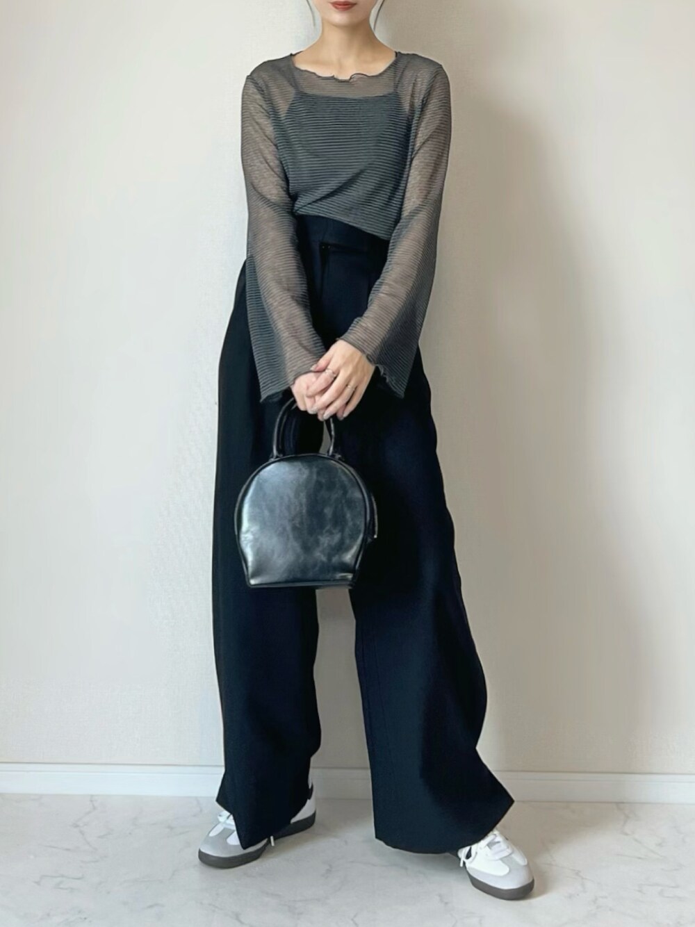 グレー系のTシャツ/カットソー、ブラック系のその他パンツ、ブラック系のショルダーバッグを着用したレディースの春コーディネートの1枚目の写真