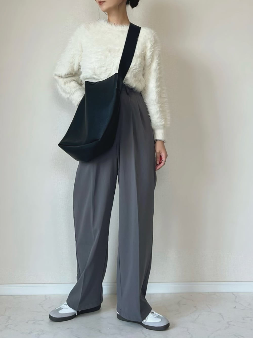 「フェザー、ニット、モノトーン、ショルダーバッグ、スニーカー、グレーパンツ、きれいめカジュアル、秋コーデ、PR」｜「SENSE OF PLACE by URBAN RESEARCHの『堀田真由さん着用』クルーネックフェザーセーター（ニット/セーター、ホワイト系）」を使った、haru さん（レディース・162cm）の秋コーディネートの1枚目の写真