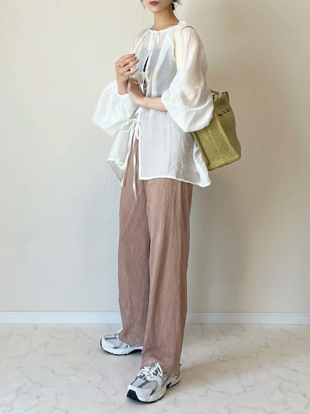 「大人カジュアル、シアーパンツ、ピンク、ブラウス、シアートップス、アウトドアスタイル、ピクニック、かごバッグ、スニーカー、春夏コーデ、休日スタイル」｜「Crispのクリンクルシアーパンツ（その他パンツ、ピンク系）」を使った、haru さん（レディース・162cm）の春コーディネートの1枚目の写真