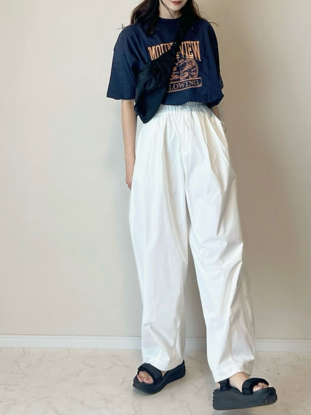 「Tシャツ、カジュアル、サンダル、スポーツサンダル、夏コーデ、夏服コーデ、フェススタイル、スポーツミックス」｜「select MOCA by sonのタックバルーンワイドパンツ（その他パンツ、ホワイト系）」を使った、haru さん（レディース・162cm）の夏コーディネートの1枚目の写真