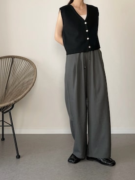 「YENNA（イェンナ）の【 2026 SS 新作 】ストラクチャードスリーブニットベスト（ベスト、ブラック系）」を使った、haru さん（レディース・162cm）の夏コーディネート