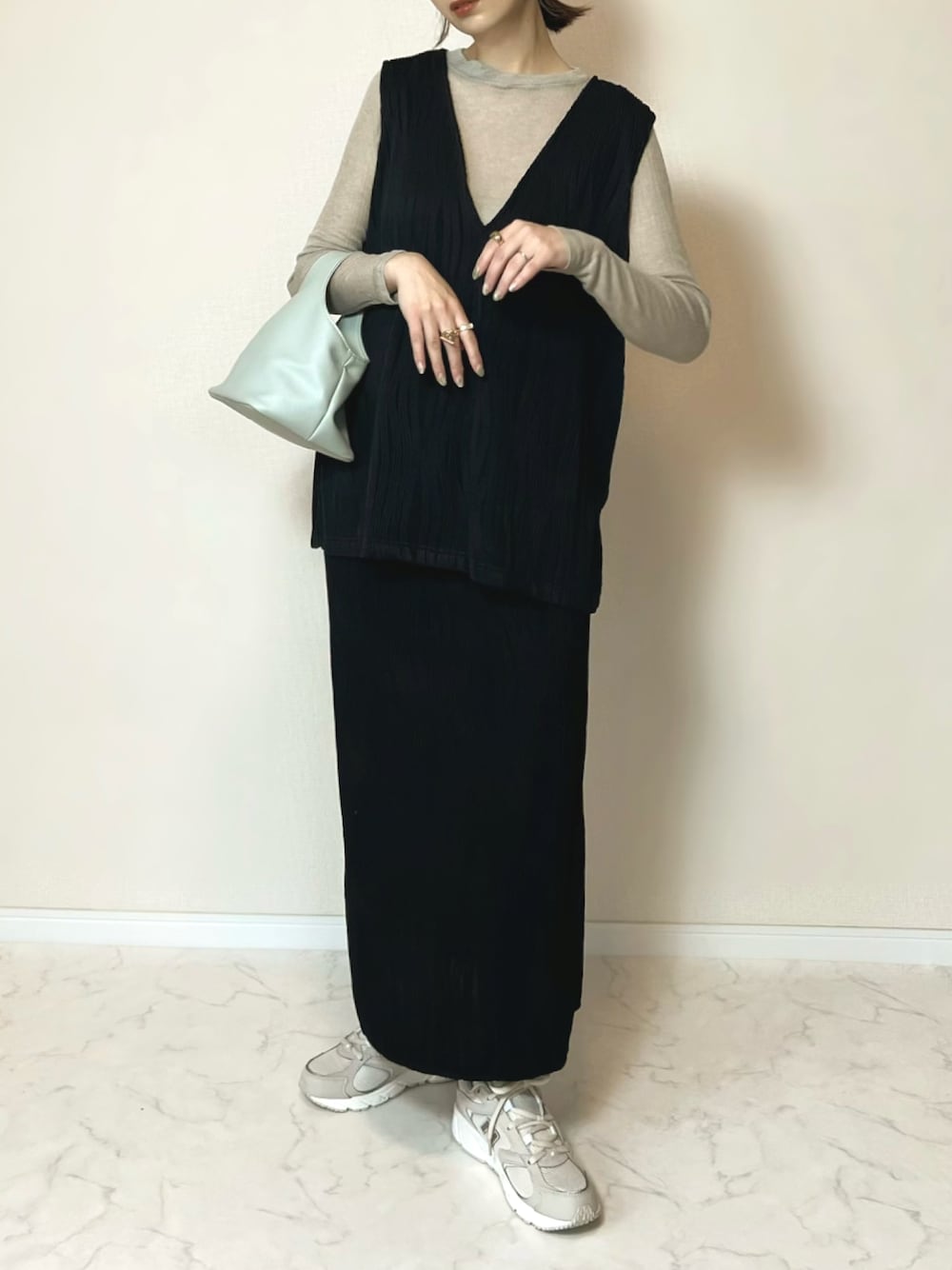 「プリーツ、ベスト、セットアップ、ロングスカート、スニーカー、カラーバッグ、シアートップス、マタニティコーデ」｜「She's Closetの深Vベスト＆プリーツロングスカートセットアップ（セットアップ、ブラック系）」を使った、haru さん（レディース・162cm）の春コーディネートの1枚目の写真
