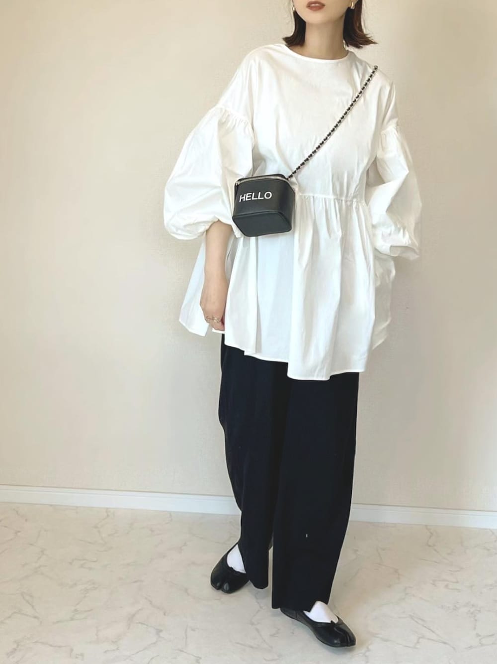 「休日スタイル、バニティバッグ、ミニバッグ、ミニショルダー、チェーンバッグ、マタニティ、チュニック、ブラウス、白ブラウス、モノトーン、足袋バレエ、バレエシューズ、春コーデ」｜「&. NOSTALGIAの【美香さんコラボ】Helloミニバッグ（ショルダーバッグ、ブラック系）」を使った、haru さん（レディース・162cm）の春コーディネートの1枚目の写真