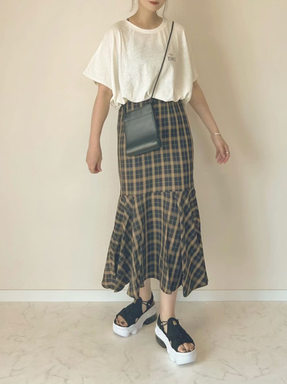 「チェック、チェックスカート、マーメイドスカート、サンダル、ショルダーバッグ、ミニバッグ、白Tシャツ、オーバーサイズ、ビッグシルエット、ロゴT、夏コーデ、Tシャツ」｜「&. NOSTALGIAの【ZOZO限定】アソート柄マーメイドスカート（ドット・ダルメシアン・チェック）（スカート、ブルー系）」を使った、haru さん（レディース・162cm）の夏コーディネートの1枚目の写真