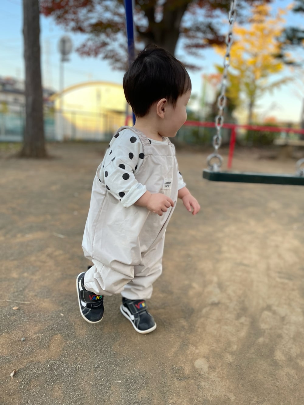 「未来のWEARISTAプロジェクト、キッズファッション、赤ちゃんコーデ、公園、むすこーで、VANS、カジュアル、男の子コーデ、プチプラ、公園スタイル、1歳4ヶ月、おとこのこ」｜「VANSのVANS ヴァンズ FABLE EZ(12-14) フェイブル イージー V2135B EZ BLACK（スニーカー、ブラック系）」を使った、rintomaru さん（キッズ・70cm）の秋コーディネートの1枚目の写真