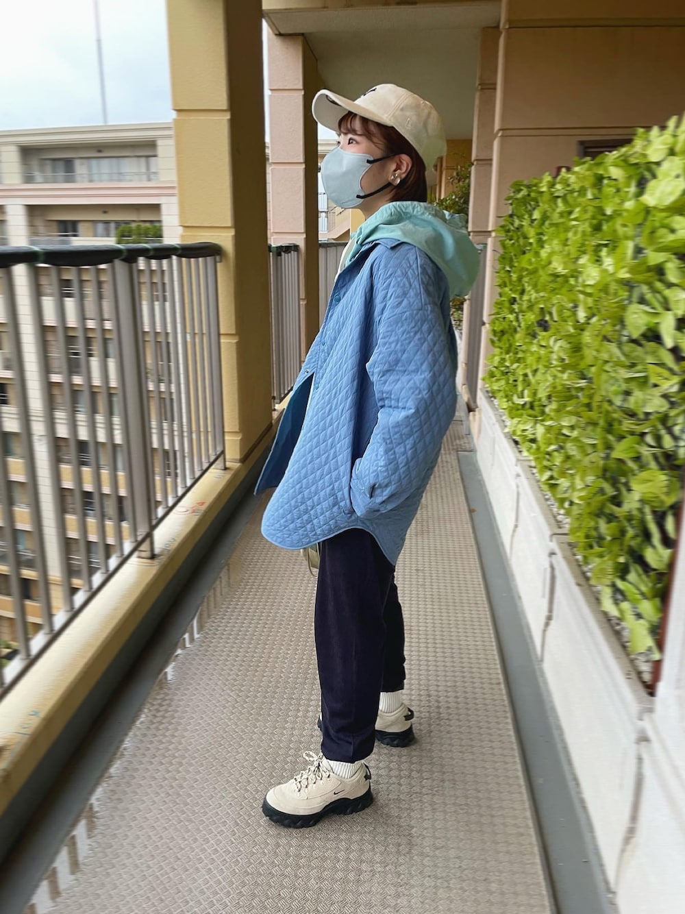 「秋ルック紹介するよ、秋のコーデ、ワントーンコーデ、グラデーションコーデ、みずいろ、BEAMS BOY、シャツブルゾン、アノラックパーカー、イージーパンツ、ラハール、Lahar low、NEWERA、メルトンキャップ、冬コーデ、寒い日のコーデ」｜「BEAMS BOYのBEAMS BOY /ナイロン シャツ ブルゾン 22FW（ブルゾン、ブルー系）」を使った、Yucarinさん（レディース・158cm）の秋コーディネートの1枚目の写真