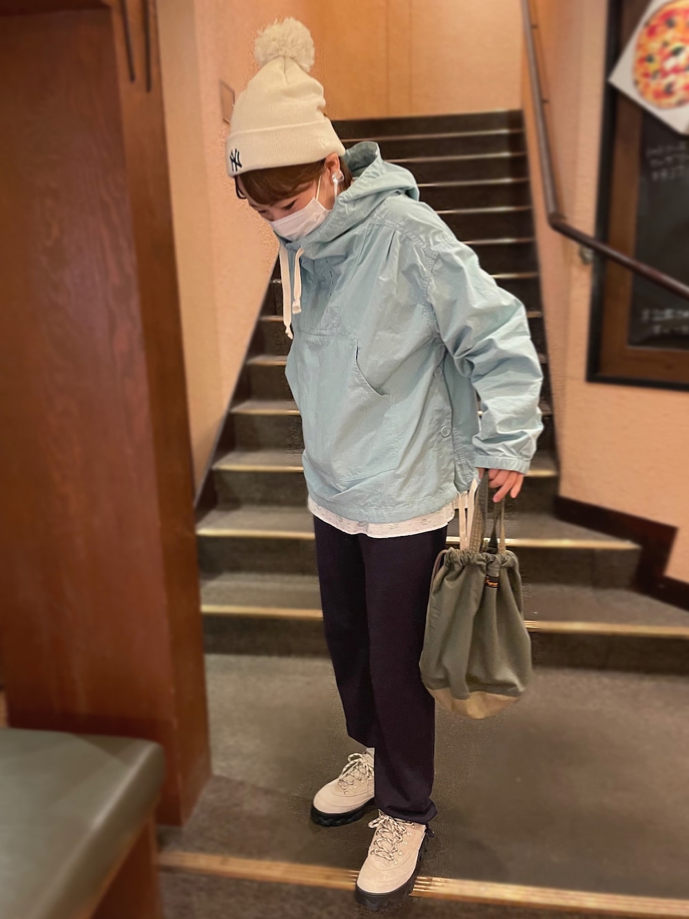 「秋コーデ、今日のコーデ、パンツコーデ、ニット帽コーデ、ニット帽、アノラックパーカー、BEAMS BOY、Lahar low、秋ルック紹介するよ」｜「napronのアイテム（バッグ、ベージュ系）」を使った、Yucarinさん（レディース・158cm）の秋コーディネートの1枚目の写真