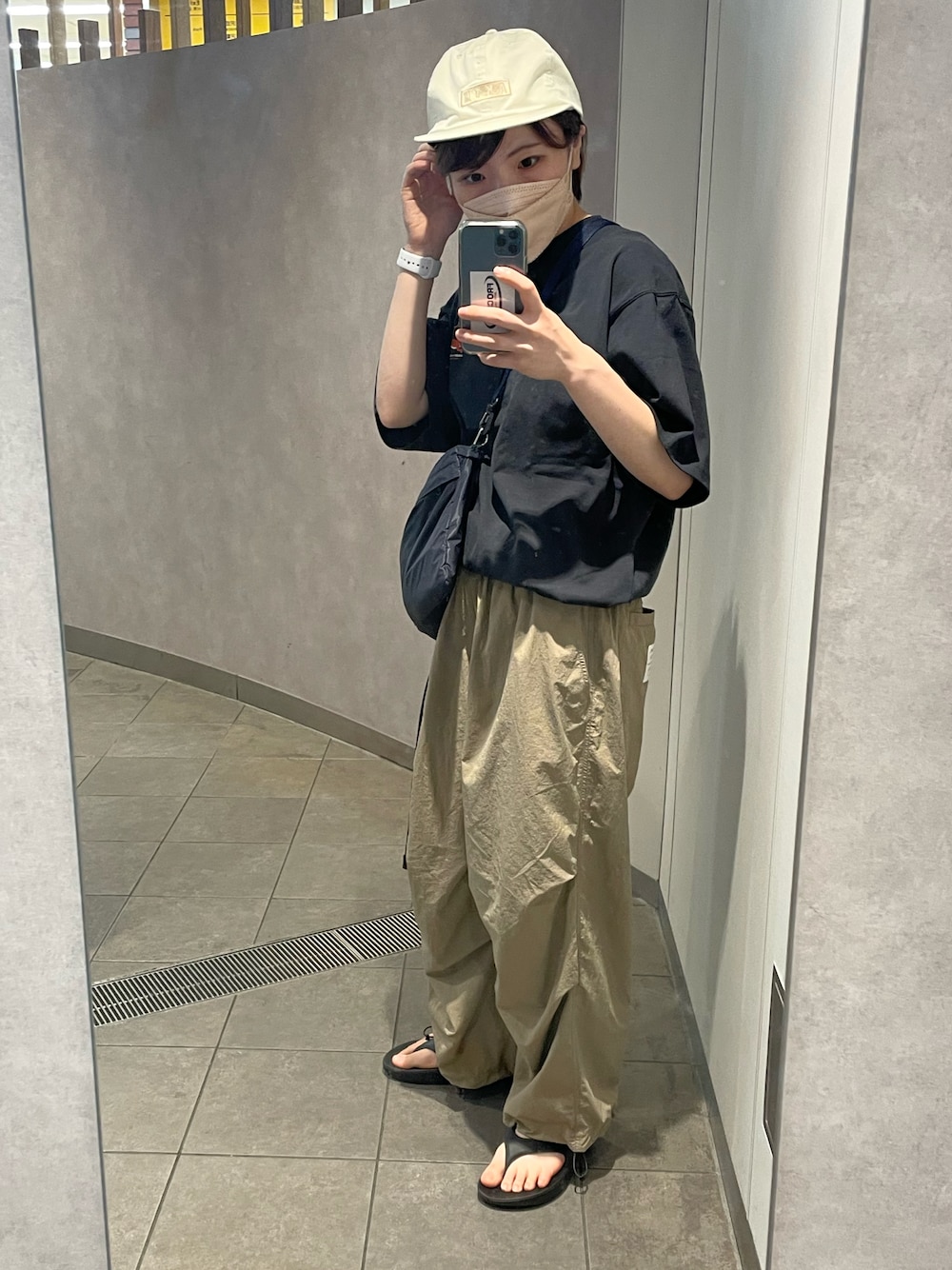 「メンズライク、メンズライクコーデ、FREAK’Ｓ STORE、AKTR、oofos、サンダル、balloon pants」｜「OOFOSのOOFOS/ウーフォス　OOriginal（サンダル、ブラック系）」を使った、Yucarinさん（レディース・158cm）の夏コーディネートの1枚目の写真