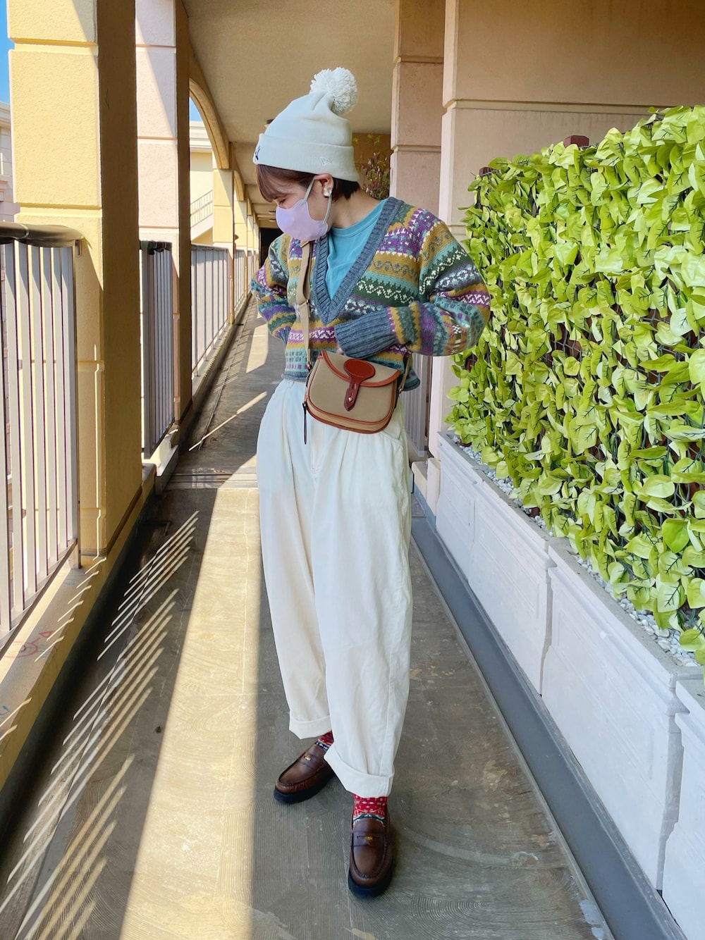 「秋コーデ、秋冬コーデ、フェアアイルニット、ニットコーデ、コーデュロイパンツ、BEAMS BOY、buoybuoy、G.H.BASS、BRADY」｜「BEAMS BOYのNEW ERA × BEAMS BOY / 別注 ポン ニット ワッチキャップ（ニットキャップ/ビーニー、ホワイト系）」を使った、Yucarinさん（レディース・158cm）の秋コーディネートの1枚目の写真