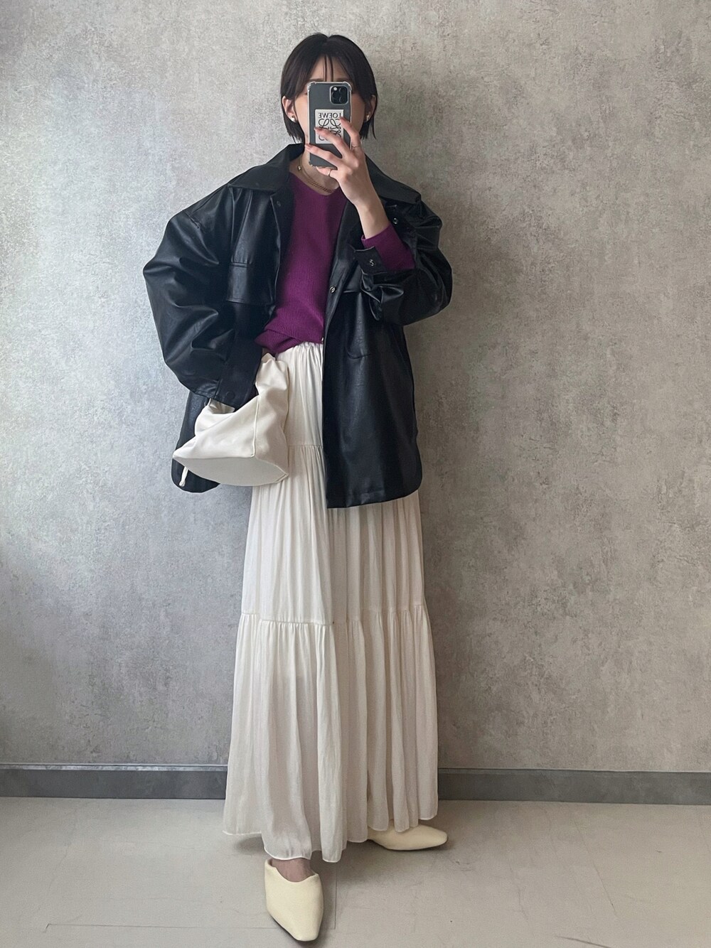 「休日スタイル、URBAN RESEARCH DOORS、ゆみーつ、meets、yunくろ、yunclo、yunco_de、レザージャケット、春コーデ、春先取り」｜「URBAN RESEARCH DOORSのコットン畦Vネックニット（ニット/セーター、パープル系）」を使った、yunさん（レディース・153cm）の冬コーディネートの1枚目の写真
