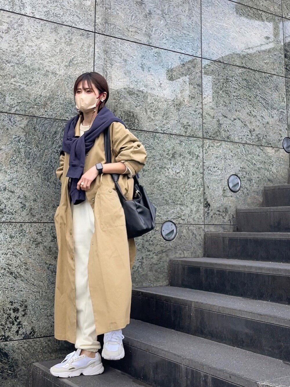 「私の推しブランド、selectmoca、きれいめカジュアル、adidas、yunくろ、yunclo、yunco_de、スウェットパンツ、ステンカラーコート、大人カジュアル」｜「adidasのアディダスファルコン [ADIDASFALCON W] アディダスオリジナルス（スニーカー、ホワイト系）」を使った、yunさん（レディース・153cm）の冬コーディネートの1枚目の写真