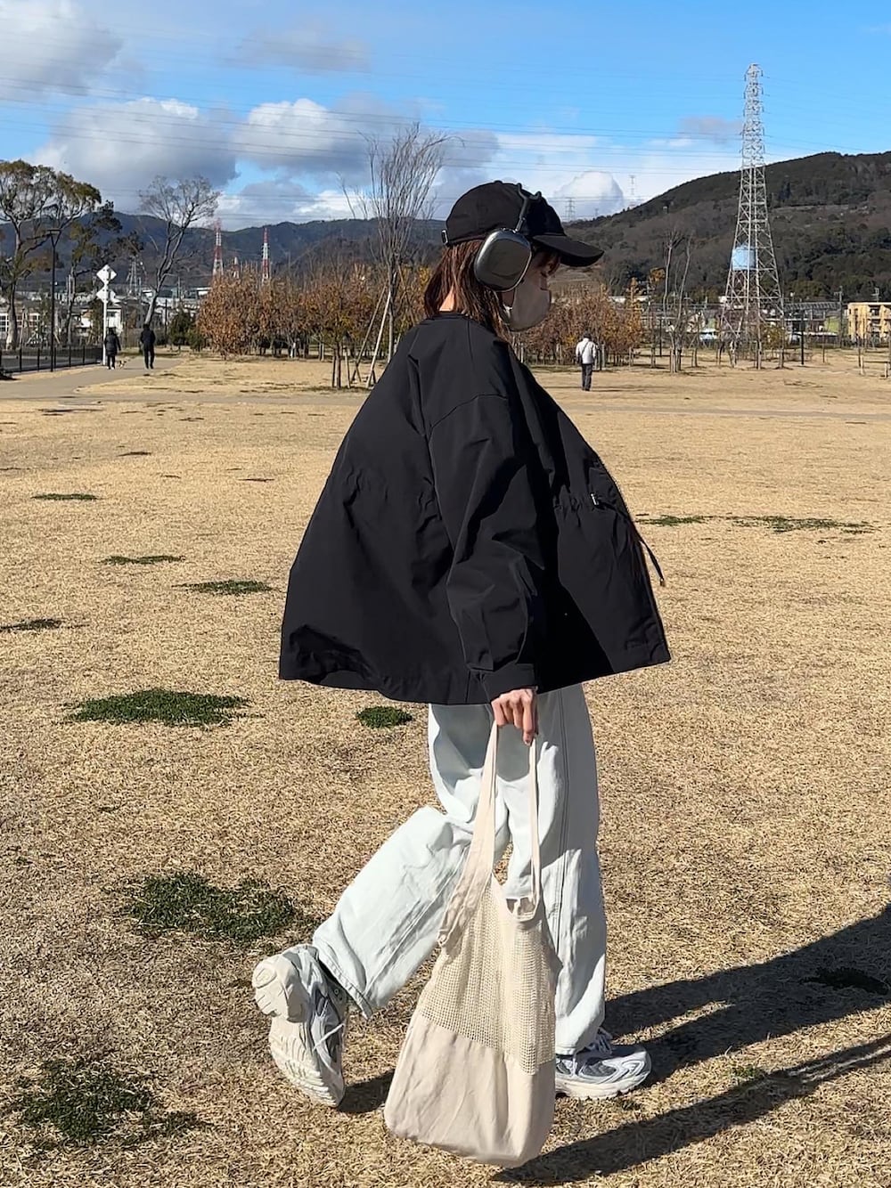 「春服デビュー宣言、春コーデ、ユニクロ、カーブジーンズ、メッシュバック、yunco_de、153cm」｜「libelle moreのウエストドロストギャザー　ノーカラーブルゾン（ブルゾン、ブラック系）」を使った、yunさん（レディース・153cm）の春コーディネートの1枚目の写真