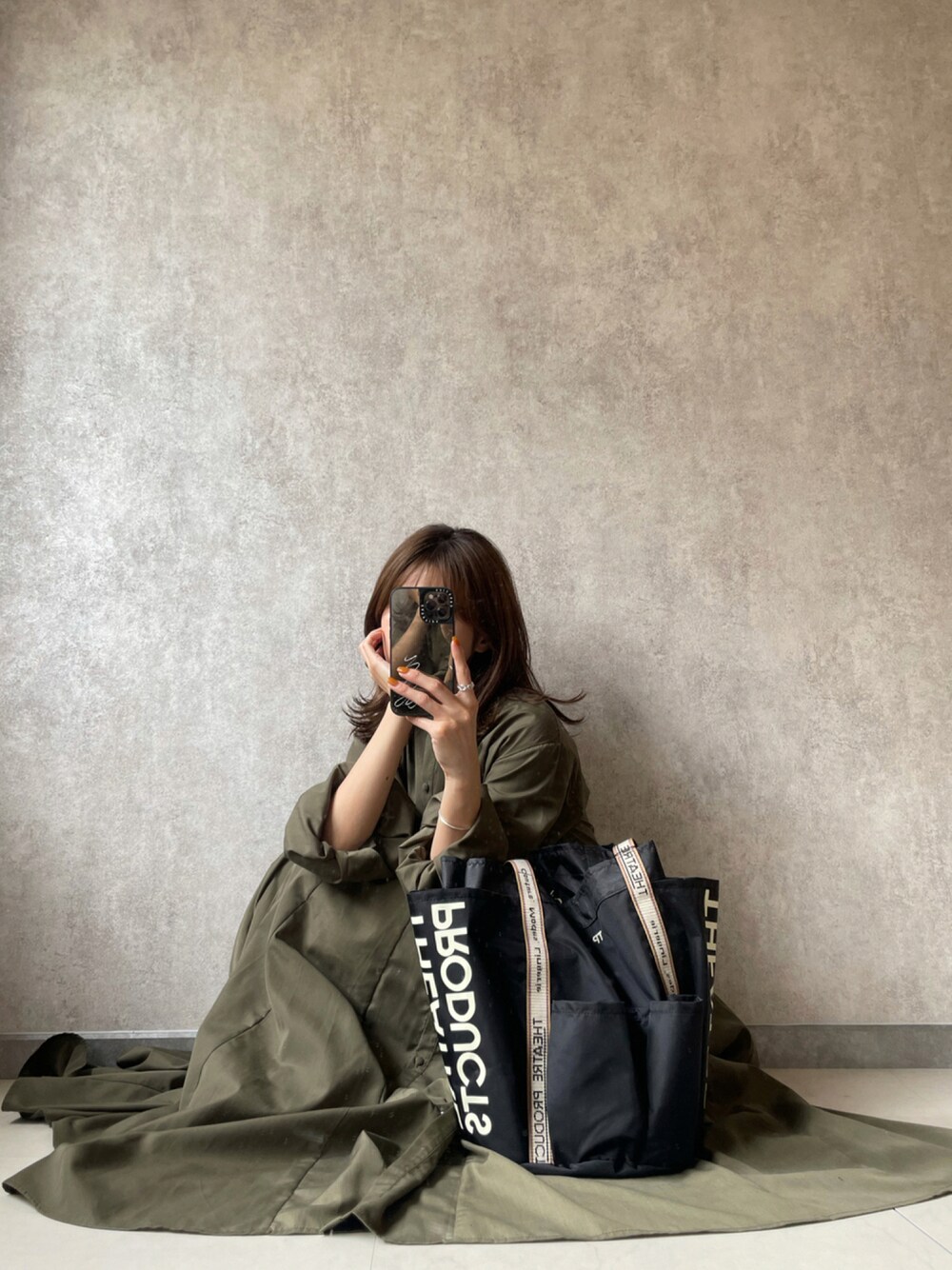 「カジュアル、秋のコーデ、休日スタイル、ECRIRE✖︎yun、オトナ女子、ワンピース、THEATRE PRODUCTS、秋先取りコーデ、Dailyrusset、デイリーラシット」｜「THEATRE PRODUCTSの【THEATRE PRODUCTS】≪Dailyrusset別注≫ナイロンガーデントートバッグ（トートバッグ、ブラック系）」を使った、yunさん（レディース・153cm）の夏コーディネートの1枚目の写真