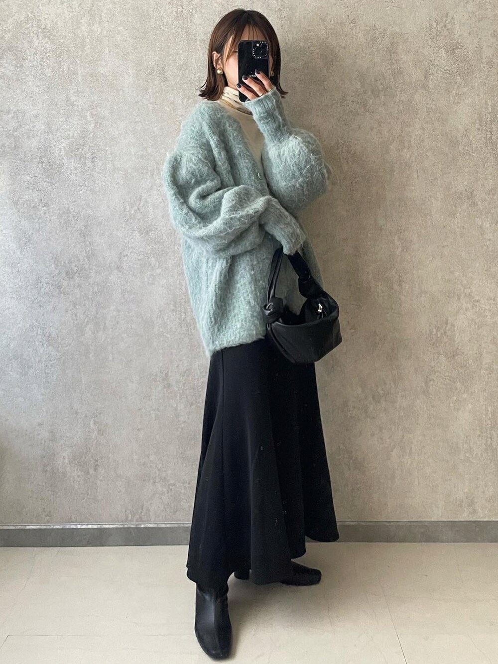 「クリスマスに着たい服、yunclo、yunco_de、yunくろ、大人カジュアル、休日スタイル、きれいめカジュアル、ゆるコーデ」｜「GRLのストレッチスクエアトゥショートブーツ（ブーツ、ブラック系）」を使った、yunさん（レディース・153cm）の冬コーディネートの1枚目の写真