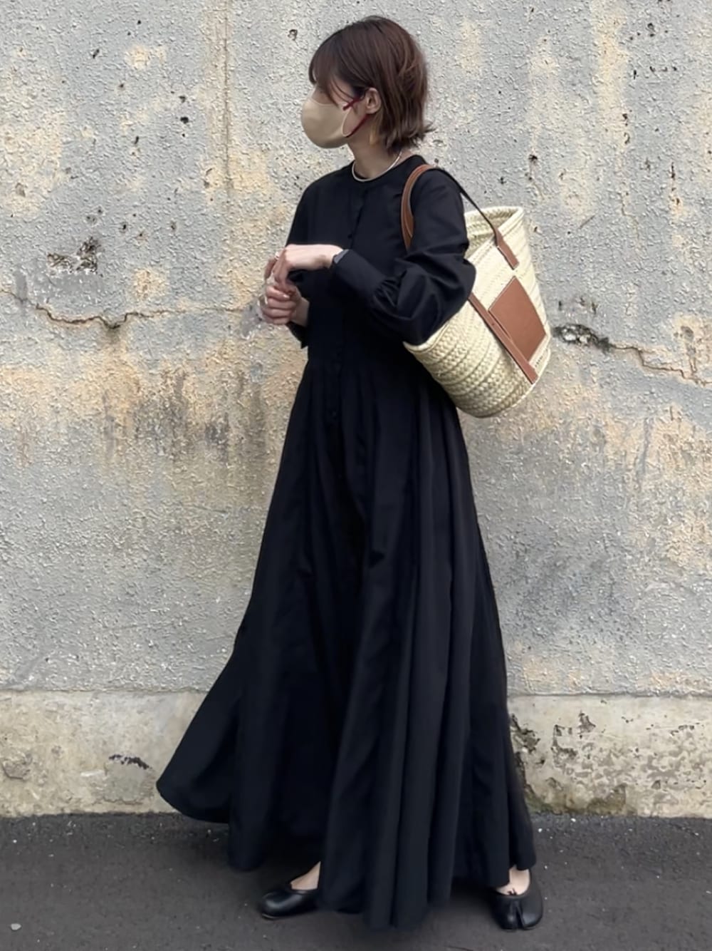「ごきげんウィーク、ECRIRE✖︎yun、休日スタイル、オトナカジュアル、LOEWE、ラクチンコーデ」｜「LOEWEのバスケットバッグ（ヤシの葉＆カーフ）（かごバッグ、ベージュ系）」を使った、yunさん（レディース・153cm）の春コーディネートの1枚目の写真