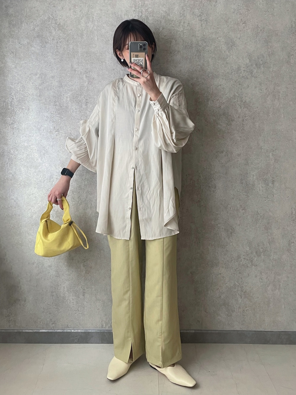 「春コーデ、カラーパンツ、Re:EDITbyyun、GRL、yunくろ、yunco_de、yunclo」｜「GRLのバックタックデザインオーバーサイズシャツ（シャツ/ブラウス、ベージュ系）」を使った、yunさん（レディース・153cm）の春コーディネートの1枚目の写真