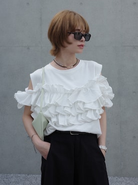「INOIE（イノイエ）の［INOIE］ラッフルレイヤード オープンショルダーカットソー（Tシャツ/カットソー、ホワイト系）」を使った、yunさん（レディース・153cm）の夏コーディネート