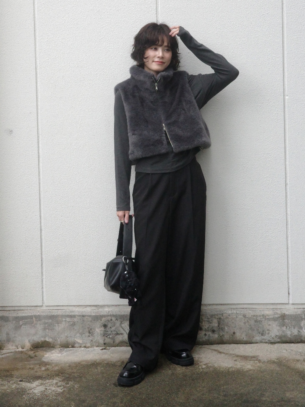 ブラック系のスラックス、グレー系のTシャツ/カットソーを着用したレディースの秋コーディネートの1枚目の写真