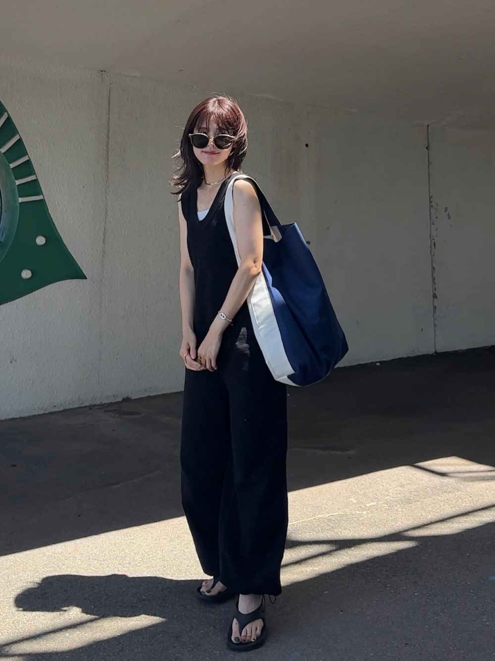 「みんなの白Tフェス、ラクチンコーデ、夏ファッション、オールインワン、着回しコーデ、低身長、153cm、oofos、ゆったりコーデ」｜「CANAL JEANのRED CHOP WORKS(レッドチョップワークス) ワイドハンドトートBAG Large（トートバッグ、ホワイト系）」を使った、yunさん（レディース・153cm）の夏コーディネートの1枚目の写真