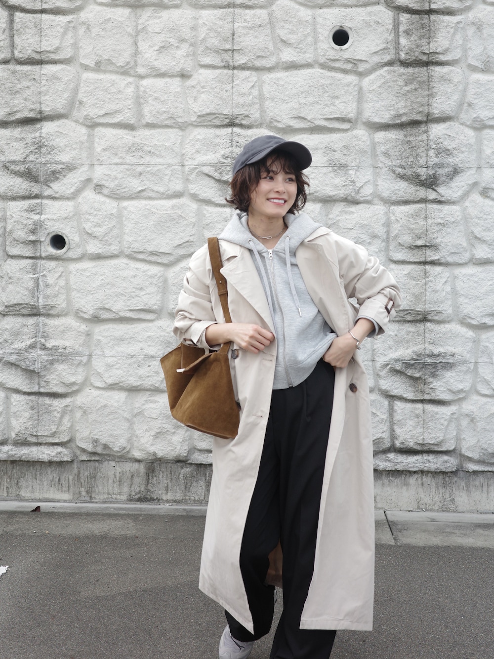 「トレンチコート、キャナルジーン(CANAL JEAN)、tiptop、PR、春服、キャップ女子」｜「CANAL JEANのdiggity　スウェードフラップショルダーバッグ（ショルダーバッグ、イエロー系）」を使った、yunさん（レディース・153cm）の春コーディネートの1枚目の写真