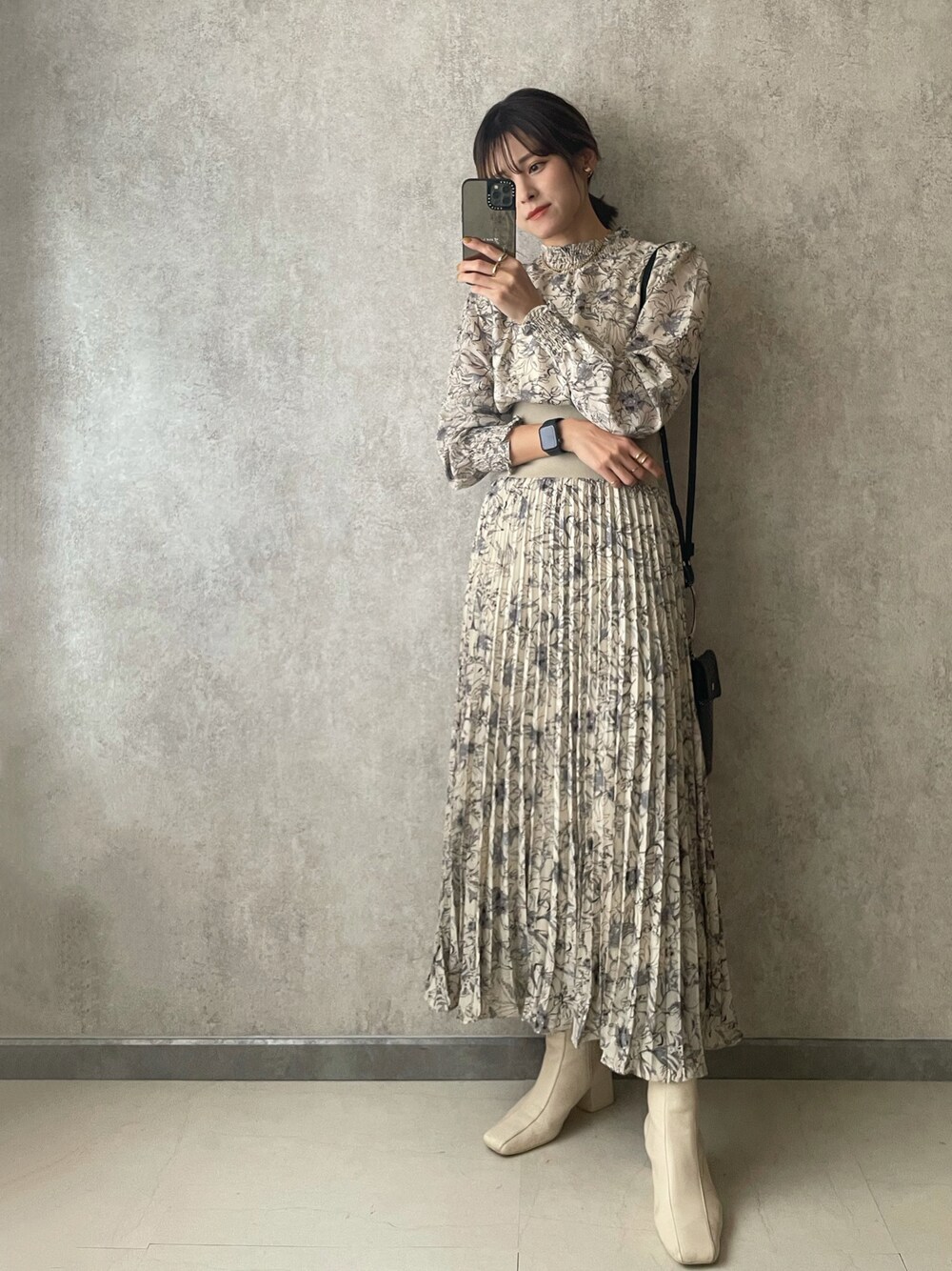 「wearhalloween2021、トッコクローゼット、オトナカジュアル、プリーツワンピース、カジュアルコーデ」｜「tocco closetのウエストリブ切り替えシャーリングフラワープリントプリーツワンピース（ワンピース、ベージュ系）」を使った、yunさん（レディース・153cm）の秋コーディネートの1枚目の写真