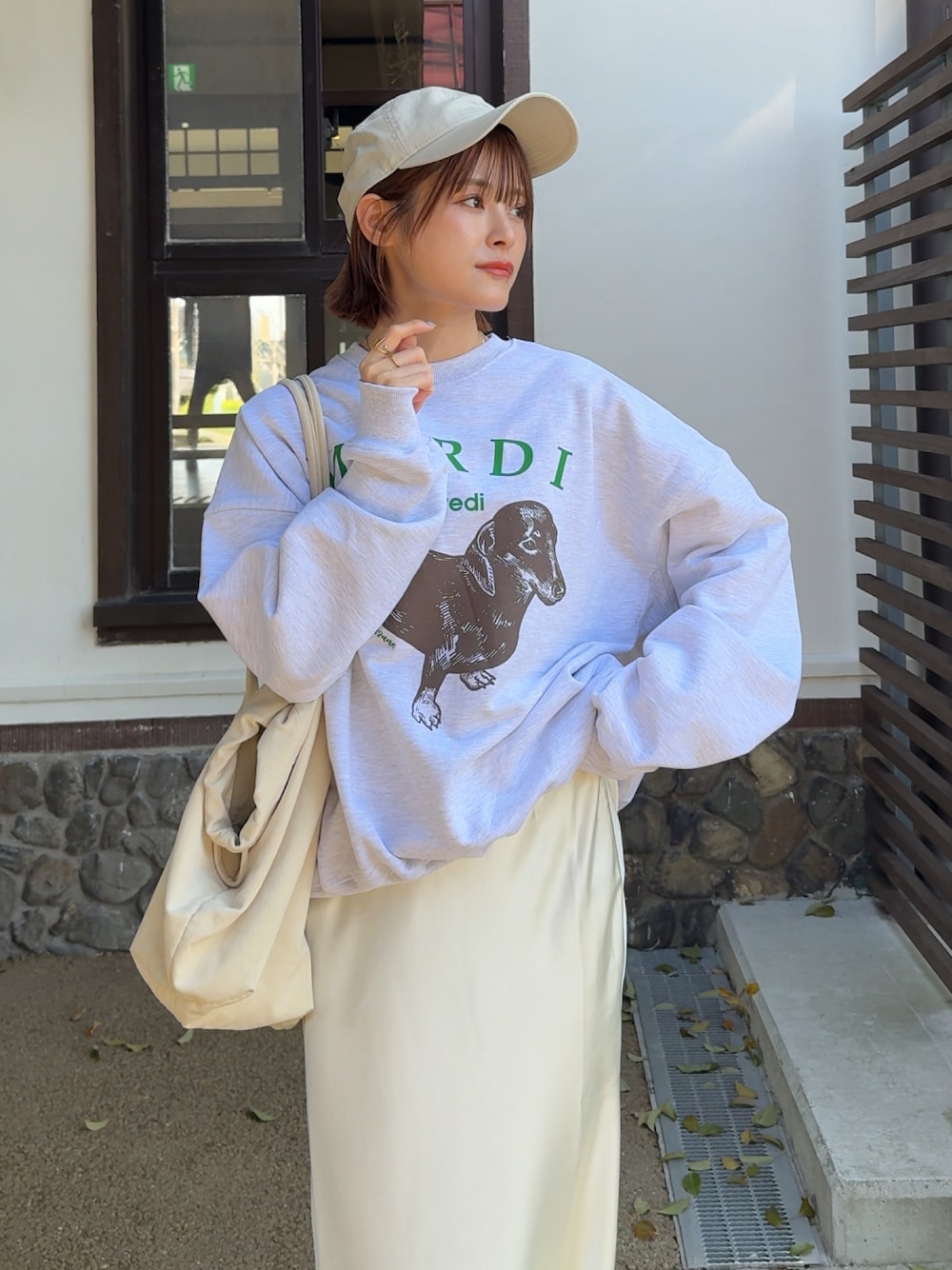 「春のNewスタイル、スカート、サテンスカート、マーメイドスカート、153cm、マルディメクルディ、オトナ女子」｜「NEW ERAの【別注】＜NEW ERA＞ハンドウォッシュ コットン キャップ 3 / CAP（キャップ、ホワイト系）」を使った、yunさん（レディース・153cm）の春コーディネートの1枚目の写真