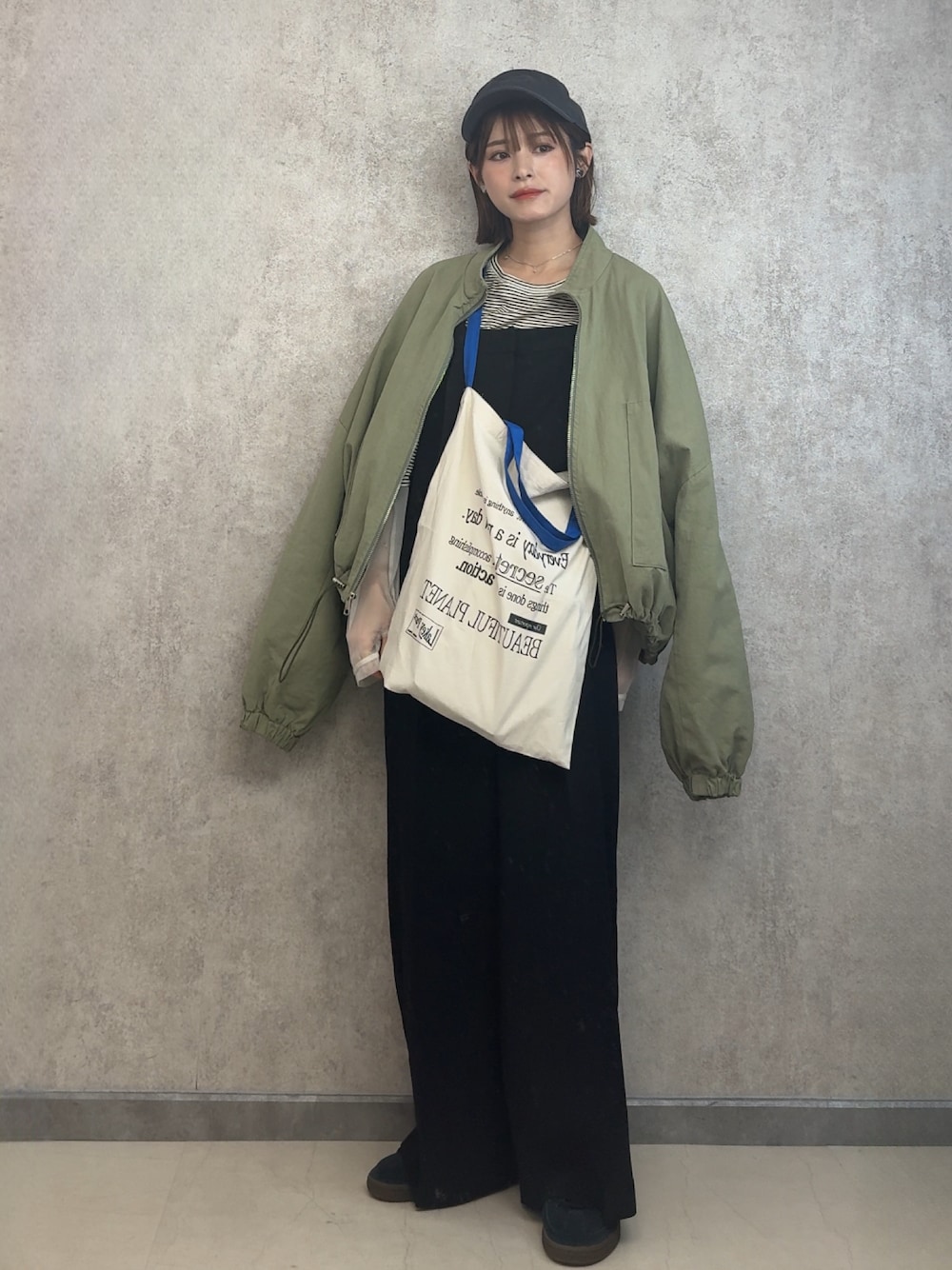 「パンツスタイル、オールインワン、サロペット、153cmコーデ」｜「CANAL JEANのEl mar(エルマール) コットンスタンドカラーブルゾン（ブルゾン、グリーン系）」を使った、yunさん（レディース・153cm）の春コーディネートの1枚目の写真