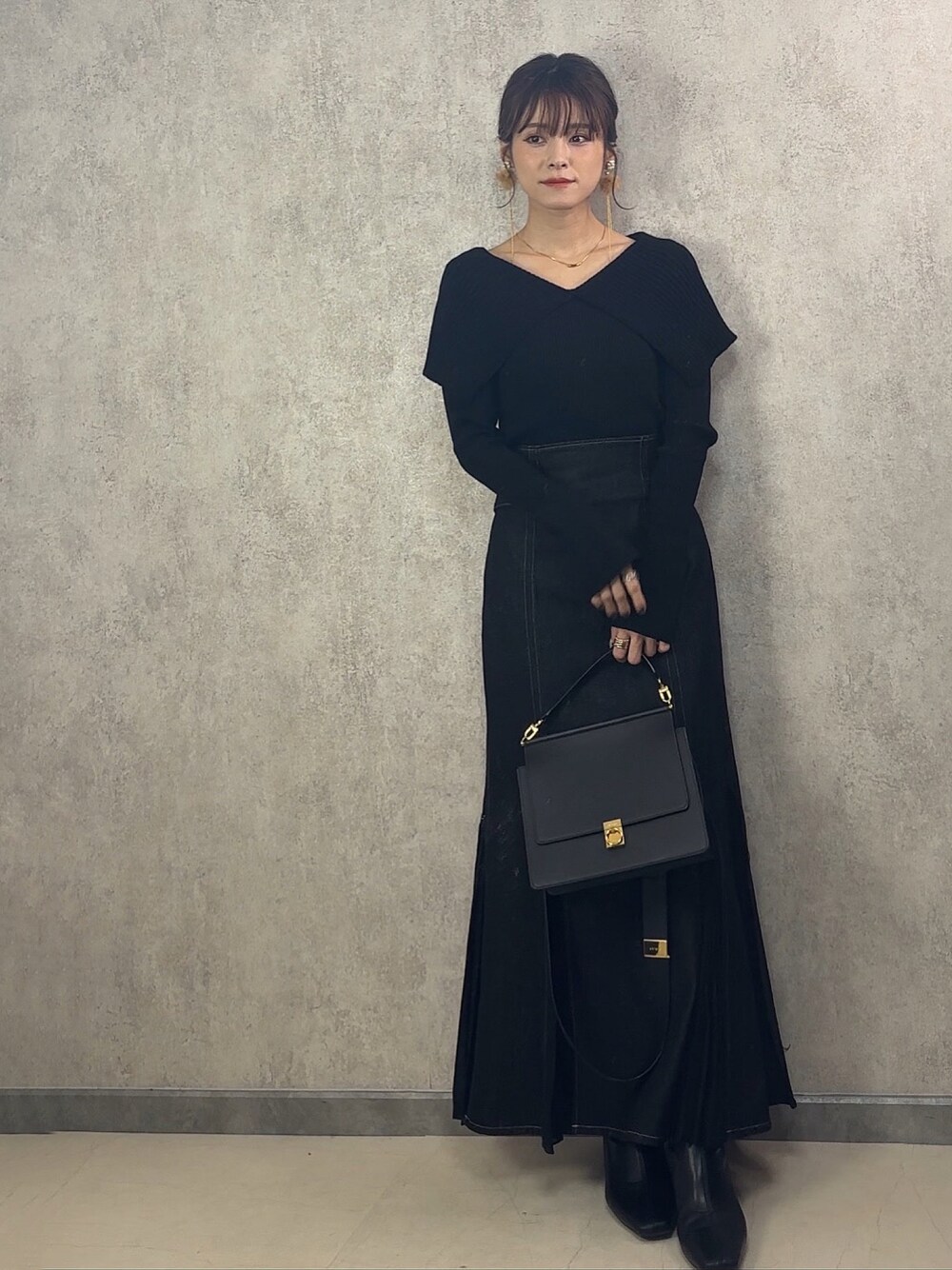 「服とコスメでなりたい自分に、クリスマスに着たい服、クリスマスコーデ、yunco_de、休日コーデ、大人かわいい、153cmコーデ、低身長」｜「LAGUNAMOONのビッグカラーリブニットプルオーバー（ニット/セーター、ブラック系）」を使った、yunさん（レディース・153cm）の冬コーディネートの1枚目の写真