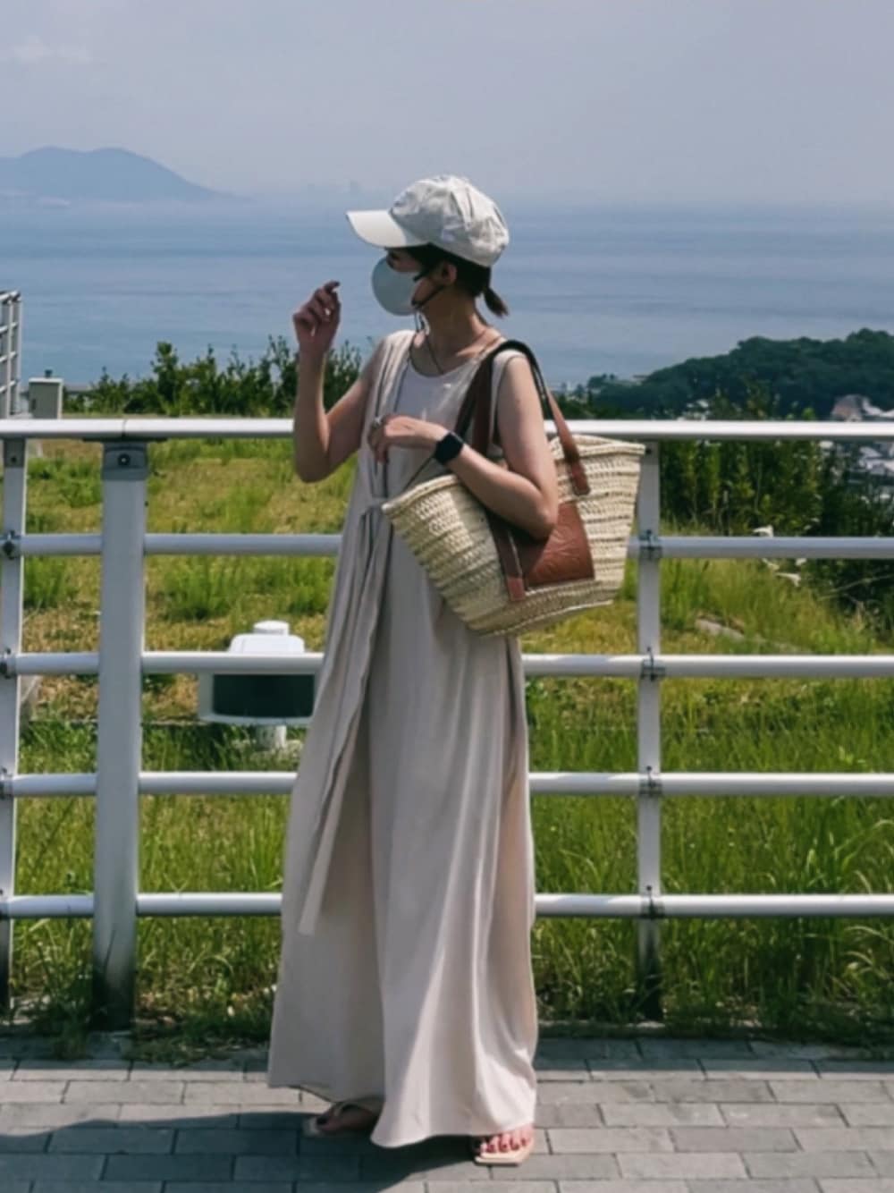 「夏、シンプル、LOEWE、かごバッグ、カジュアル、キャップ、yunco_de、スタミキ、スタイルミキサー、キレイめ」｜「STYLEMIXERのﾏﾙﾁWAYﾌｫﾙﾑﾜﾝﾋﾟｰｽ（ワンピース、ホワイト系）」を使った、yunさん（レディース・153cm）の夏コーディネートの1枚目の写真