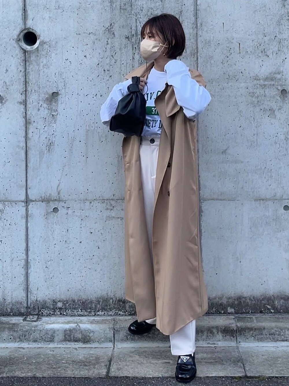 「トレンチコート、リエディ、yunco_de、GRL、PRADA、BOTTEGA VENETA、ロゴT、ANGIE VINTAGE、お出かけコーデ、オトナカジュアル」｜「GRLのベーシックストレートパンツ（その他パンツ、ベージュ系）」を使った、yunさん（レディース・153cm）の春コーディネートの1枚目の写真