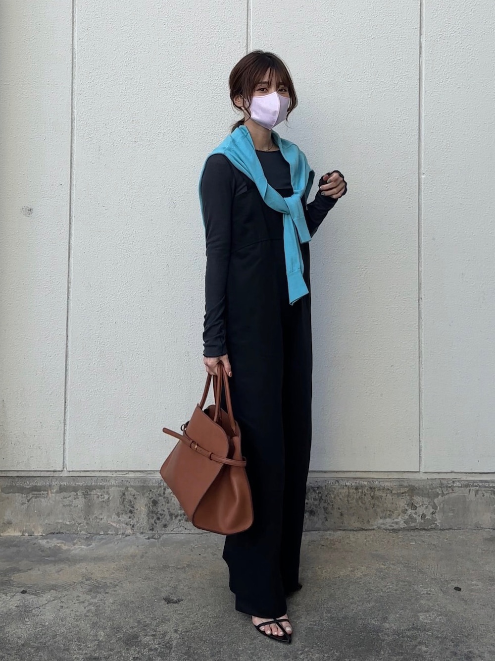 「春コーデ、大人カジュアル、UNIQLO、サロペット、オールインワン、ジルサンダー、JILSANDER、153cm、yunco_de」｜「DHOLICのシアートップス（Tシャツ/カットソー、ブルー系）」を使った、yunさん（レディース・153cm）の春コーディネートの1枚目の写真