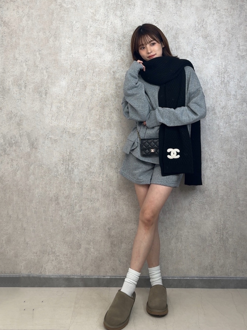 「ファッションを楽しもう、ルームウェア、chanel、153cm、yunco_de」｜「Fashion Letterの裏起毛ラウンドネックTシャツ＆ショートパンツ上下セットアップルームウェア（ルームウェア/パジャマ、グレー系）」を使った、yunさん（レディース・153cm）の秋コーディネートの1枚目の写真