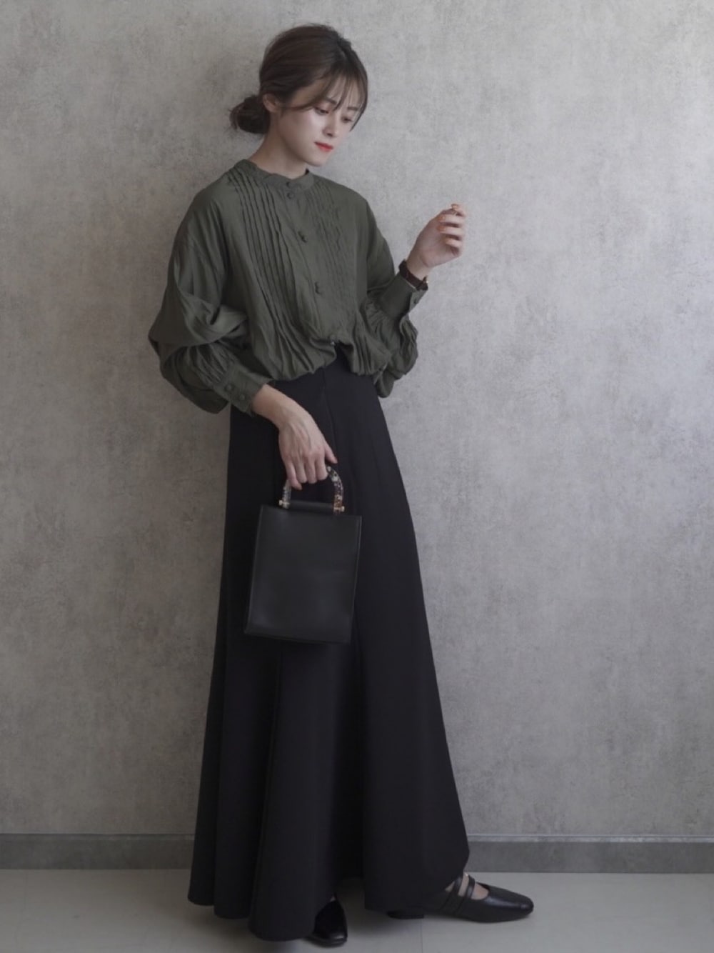 「秋のコーデ、低身長コーデ、カジュアル、アンエバー、マーメイドスカート、ANEVER」｜「ANEVERの【AMARYLLIS】レザー ミニトート（ショルダーバッグ、ブラック系）」を使った、yunさん（レディース・153cm）の秋コーディネートの1枚目の写真