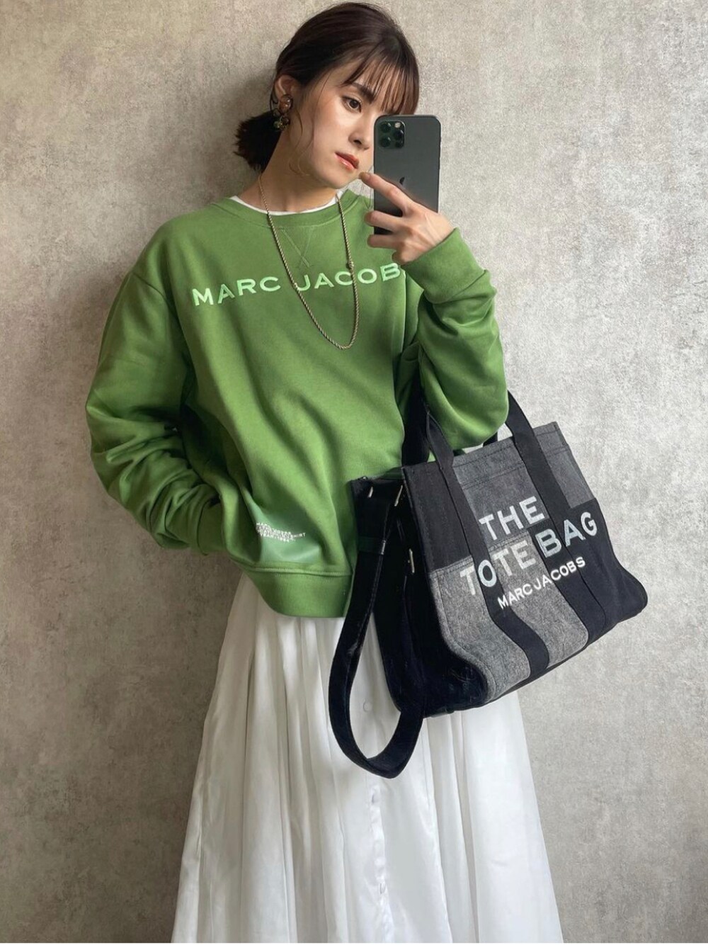 「カジュアルコーデ、MARC JACOBS、ECRIRE✖︎yun、オトナカジュアル、ゆるコーデ、トートバッグ」｜「MARC JACOBSのアイテム（トップス、グリーン系）」を使った、yunさん（レディース・153cm）の秋コーディネートの1枚目の写真
