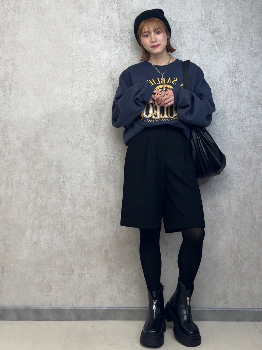「冬のコーデ、153cm、大人可愛い、スウェット」｜「DISCOATの【ユニセックス】MAULEONカレッジロゴスウェット（Tシャツ/カットソー、ブルー系）」を使った、yunさん（レディース・153cm）の冬コーディネートの1枚目の写真