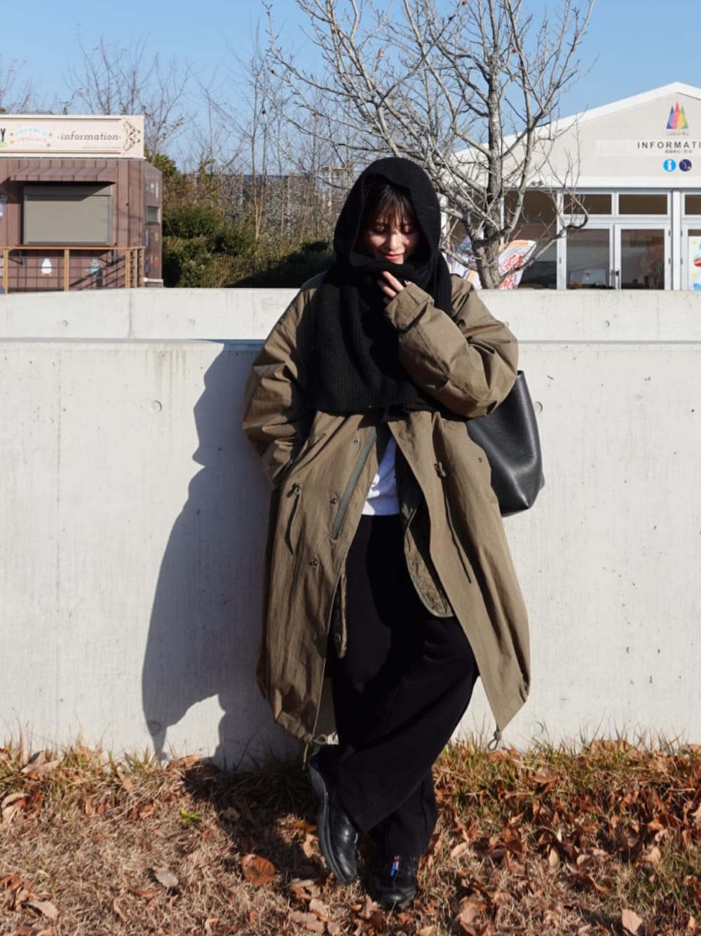 「冬アウター、大人かわいい、yunco_de」｜「STYLEMIXERのフードニットマフラー（マフラー、ブラック系）」を使った、yunさん（レディース・153cm）の冬コーディネートの1枚目の写真