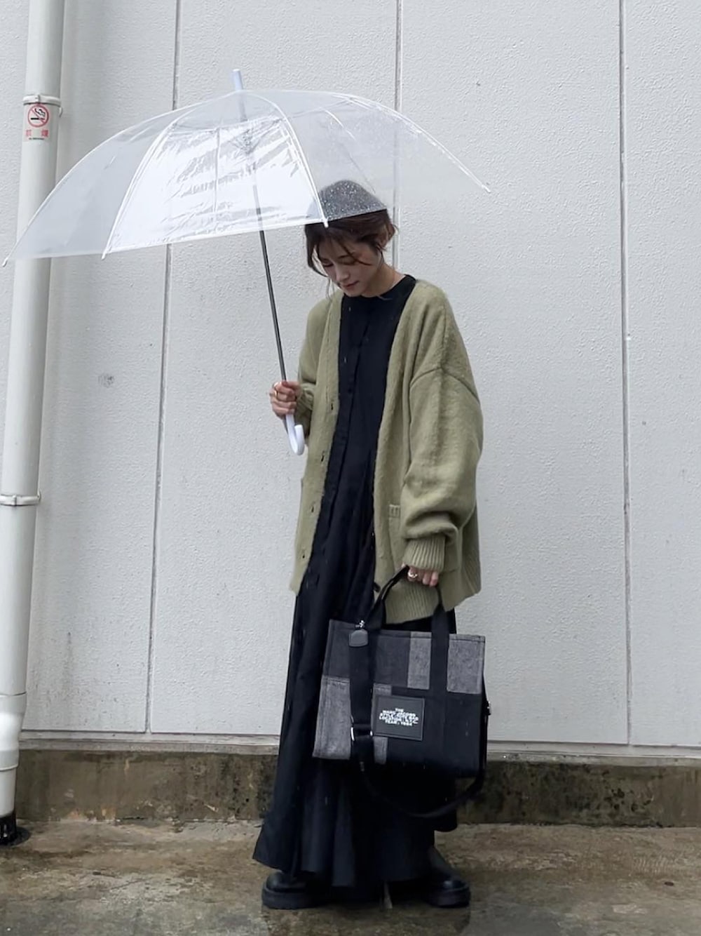 「ラブアンドピース2021、MARC JACOBS、ECRIRE✖︎yun、オトナカジュアル、ラクチンコーデ、雨の日コーデ」｜「MARC JACOBSのアイテム（バッグ、ブラック系）」を使った、yunさん（レディース・153cm）の秋コーディネートの1枚目の写真