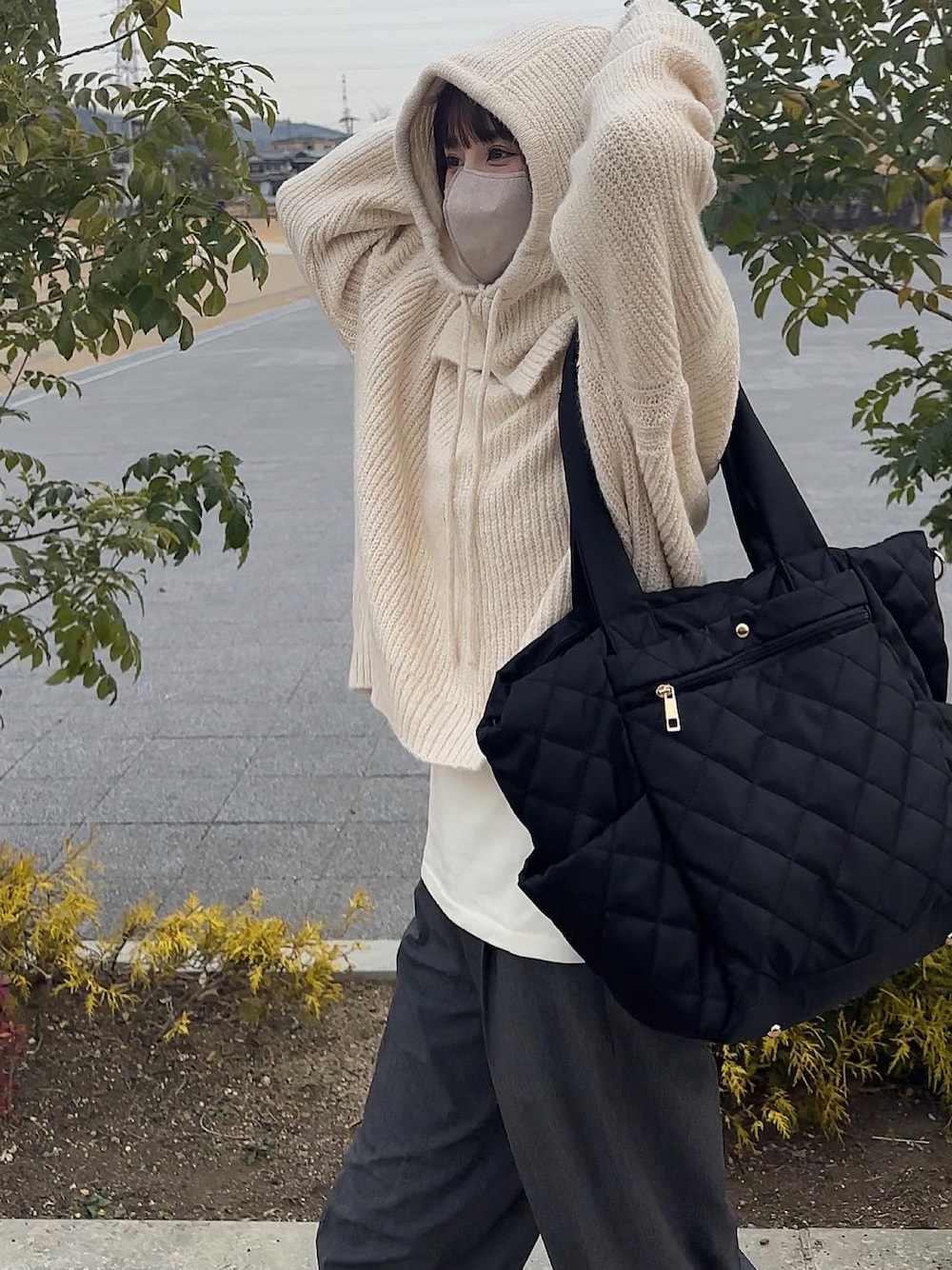 「休日コーデ、バラクラバ、KBF、153cm、yunco_de、低身長、UNIQLO、ユニクロ、タックワイドパンツ、therow、The Row」｜「KBFの『WEB/一部店舗限定』バラクラバSETニット（ニット/セーター、ホワイト系）」を使った、yunさん（レディース・153cm）の冬コーディネートの1枚目の写真