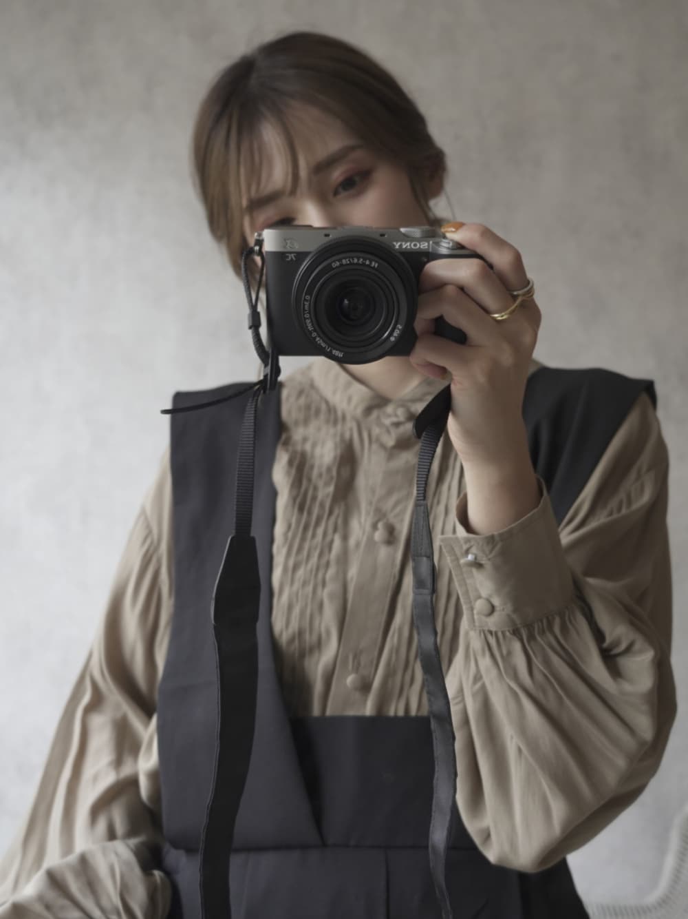 「シンプル、サロペット、GRL、ブラウス、ECRIRE✖︎yun、秋先取りコーデ、秋カラー」｜「ECRIREの【yun_wearコラボ】BIGシルエットスタンドカラーピンタックロングスリーブブラウス（シャツ/ブラウス、ベージュ系）」を使った、yunさん（レディース・153cm）の夏コーディネートの1枚目の写真