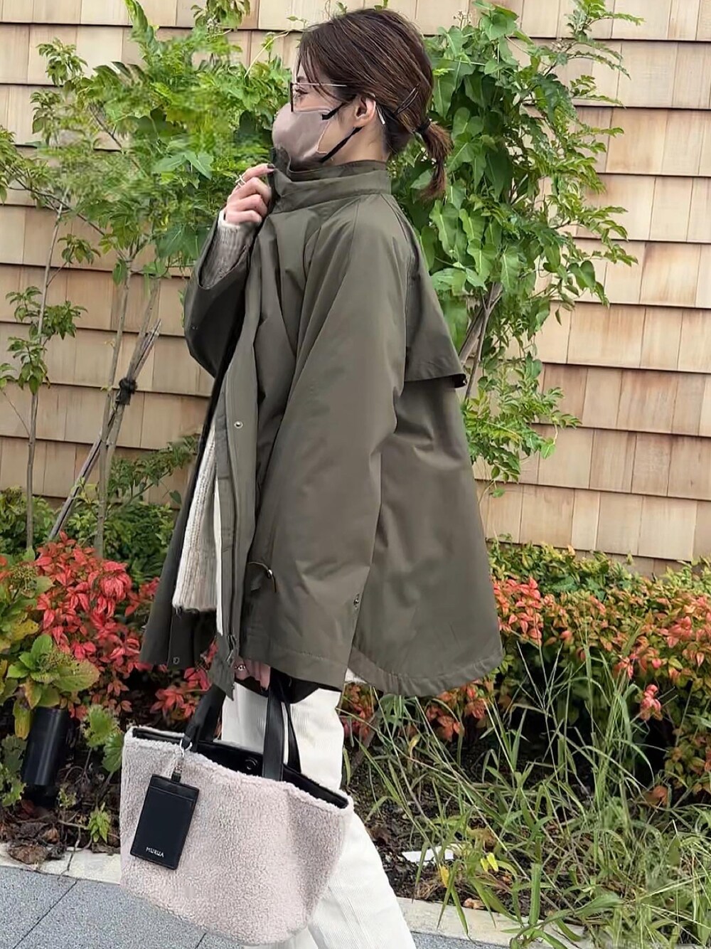 「秋服、秋冬コーデ、PR、エルゲイス、ムルーア(MURUA)、ボアバッグ」｜「MURUAのMURUA (ムルーア) トートバッグ ボア MR-B1081（トートバッグ、グレー系）」を使った、yunさん（レディース・153cm）の秋コーディネートの1枚目の写真