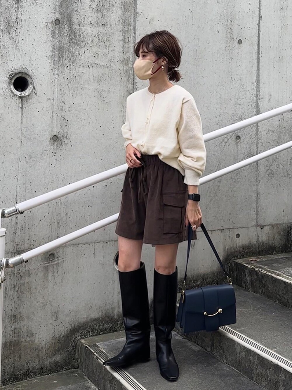 「WEARハロウィン2022、ダブルパールボタン、シンプルスタイル、オトナカワイイ、yunco_de、キレイめ」｜「EASEBLUEのWパールボタンカーディガン（ニット/セーター、ホワイト系）」を使った、yunさん（レディース・153cm）の秋コーディネートの1枚目の写真