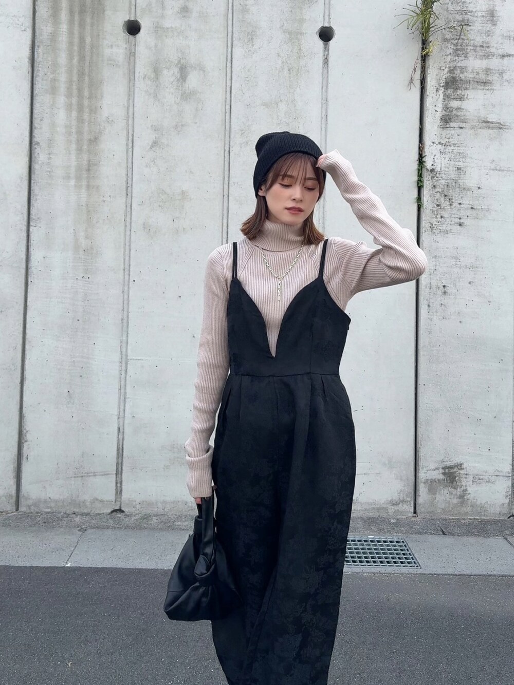 「ファッションを楽しもう、タートルネック、153cmコーデ、yunco_de」｜「Re:EDITの[MEISM by Re:EDIT][低身長/高身長サイズ有]ジャガードフラワー柄キャミオールインワン（つなぎ/オールインワン、ブラック系）」を使った、yunさん（レディース・153cm）の秋コーディネートの1枚目の写真