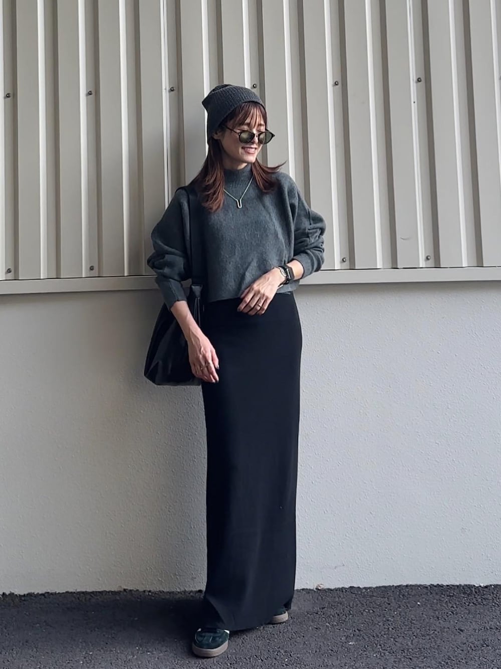 グレー系のセットアップ、グレー系のニットキャップ/ビーニーを着用したレディースの秋コーディネートの1枚目の写真